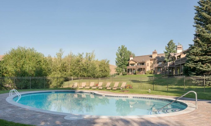 Elkhorn Village Hotel | Pet-Friendly Fairway Nine 4366 with Pool & Hot Tub