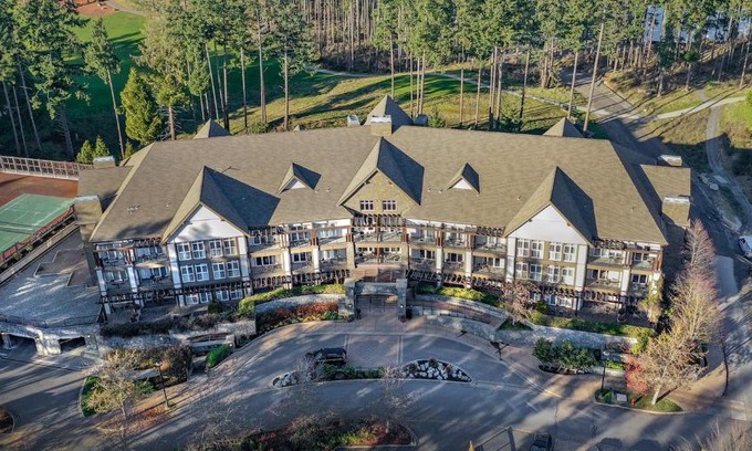 Bear Mountain Resort Hotel | Experience Fairways Hotel on the Mountain - Family & Pet Friendly
