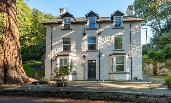 Betws-Y-Coed Apartment | Cozy Tylwyth Teg Dau Apartment with Kitchen & Pet Friendly