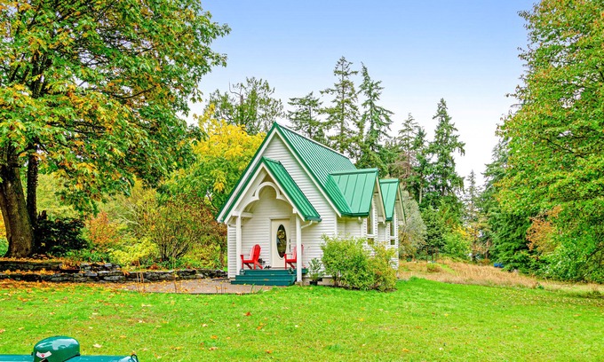 Vashon Island Cottage | Cozy Fairytale Cottage Near KVI Beach with Patio & WiFi