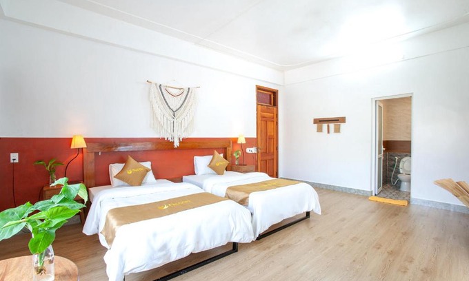 Phong Nha Bed & Breakfast | Discover Falcon Hotel & Bar: Family-Friendly Getaway