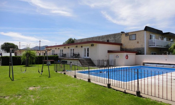 Okanagan-Similkameen Hotel | Relax at Falcon Resort with Pool and Oceanfront Views