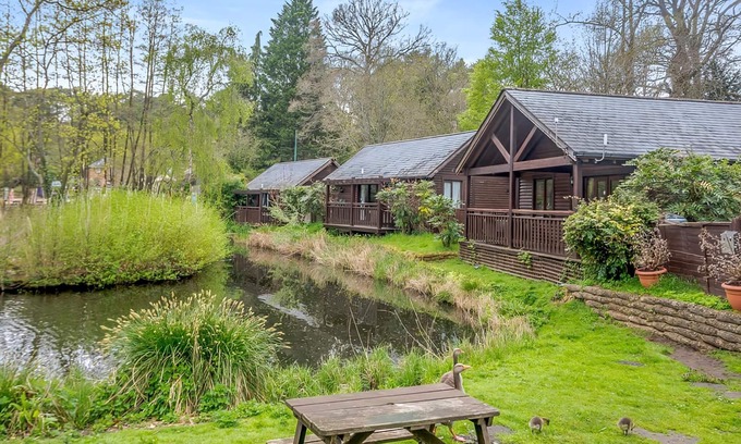 Tilford Ski Chalet | Elegant Lodge with Sauna and King Size Four Poster Bed