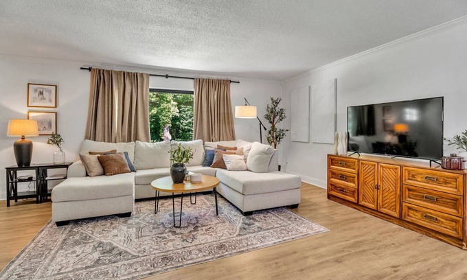 Inglefield House | Fall Bliss: Charming 3BR Home with Sauna & Hot Tub