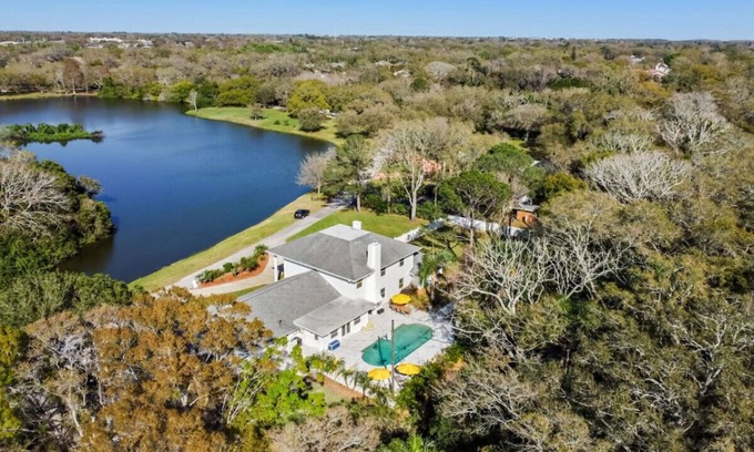 Dunedin Villa | Discover Lakeside 7BR Manor with Heated Pool & Golf in Dunedin