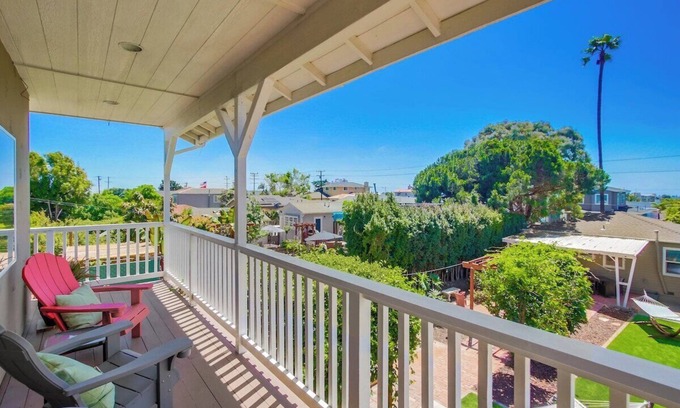Bay Park Cottage | Experience Safari Bay Hideaway: Oceanfront Retreat with Hot Tub