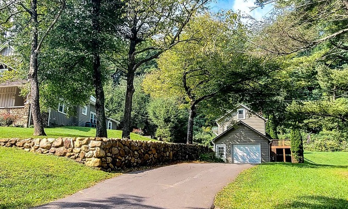 West Jefferson Cabin | Cozy Cottage Near Downtown: King Bed, Fire Pit & Wi-Fi