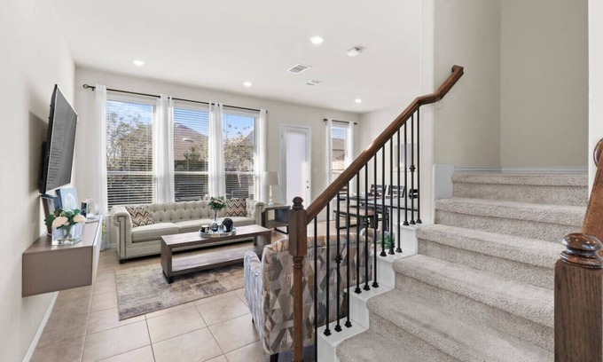 Richmond House | Fall Modern Stay: Family Friendly & Fast Wi-Fi