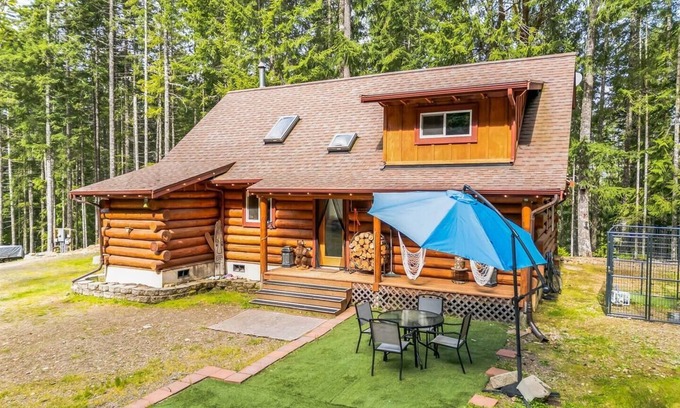 Hoodsport Cabin | Private 10-Acre Retreat with Hot Tub & Lake Access Awaits