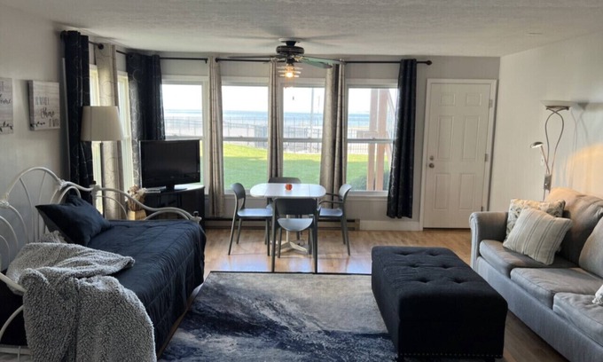 Port Clinton Condo | Relaxing Lakefront Condo with Pool & Ocean Views