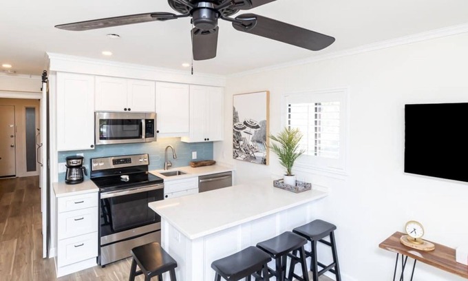 Folly Field Condo | Newly Renovated Oceanview Condo with Pool & Kitchen Access!