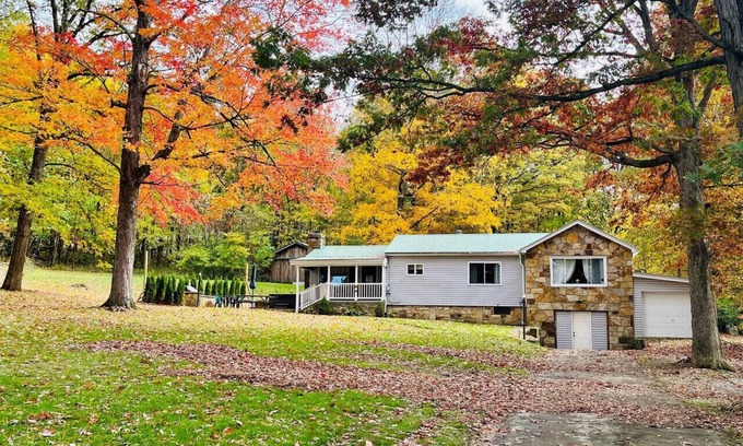 Mill Run House | Ohiopyle Oasis: Hot Tub, Fire-Pit & 10/10 Guest Rating