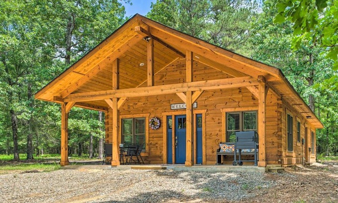 Hatton House | Pet-Friendly Falling Star Cabin with Inviting Hot Tub