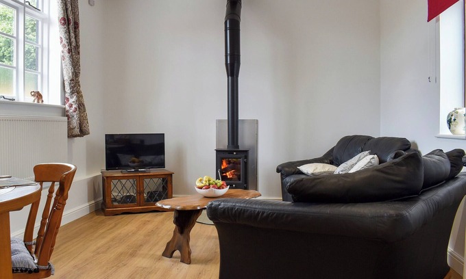 Hadleigh Cottage | Cozy Fallow Cottage with Lake View and Wood Burner Retreat
