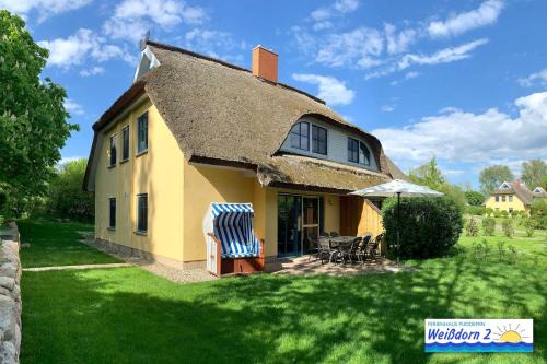 Puddemin House | Family-Friendly Reetdachhaus Weissdorn with Oceanfront Pool