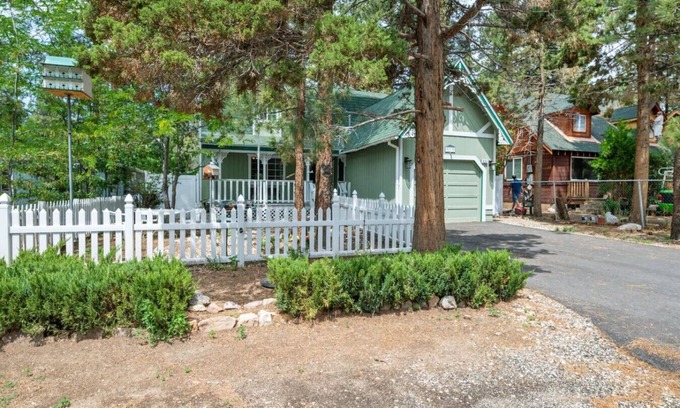 Peter Pan Cabin | Family Retreat Near Slopes and Lake with Great Amenities
