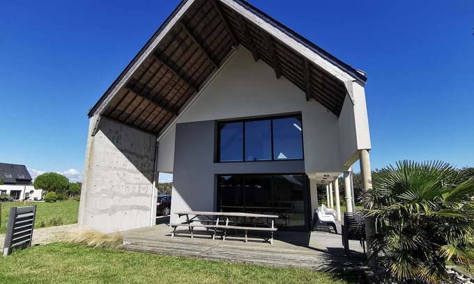 Erdeven House | Family Villa Architect: Enjoy Spa, Breakfast & Kid-Friendly Stay
