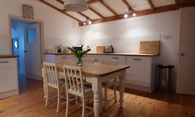Mylor Churchtown Apartment | Pet-Friendly Apartment with Ocean Views in Falmouth, Cornwall