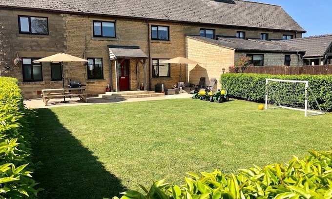 Castle Bytham Cottage | Pet-Friendly Family Cottage with Pool near Rutland Water