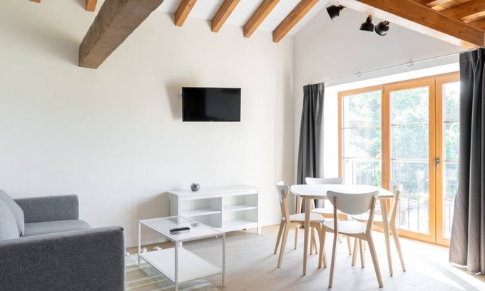 Villaverde de Pontones Apartment | Family apartment with garden view and chill-out cube in the garden
