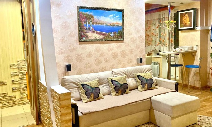 Sukhinovka Apartment | Family Apartment: Ocean View with Hot Tub & Breakfast
