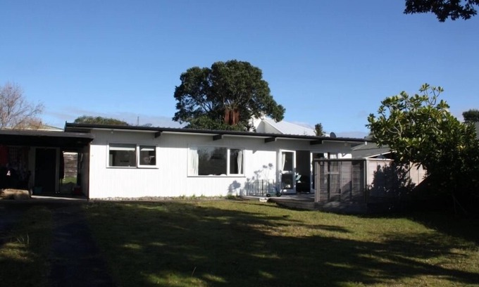 Pauanui House | Pet Friendly Family Bach with Pool & Kitchen Amenities