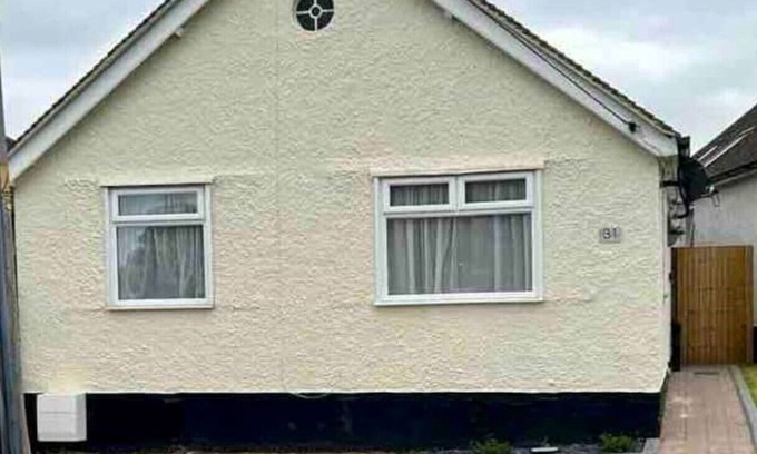 Herne Bay House | Family Bungalow Close to Seafront with Kitchen & Breakfast