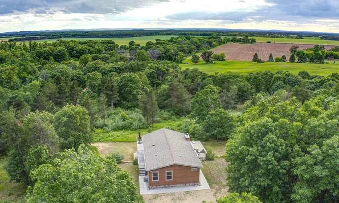 Wisconsin Dells House | Relaxing Countryside Retreat with Pool & Fire Pit Near Dells