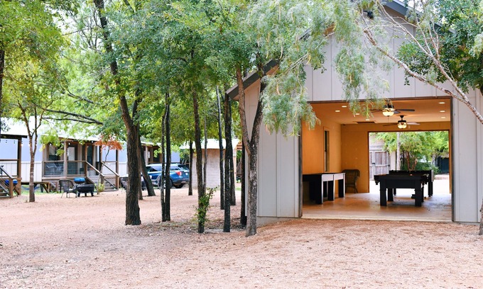 Seguin Cabin | Cozy Family Cabin by the Creek with Full Kitchen & Pool