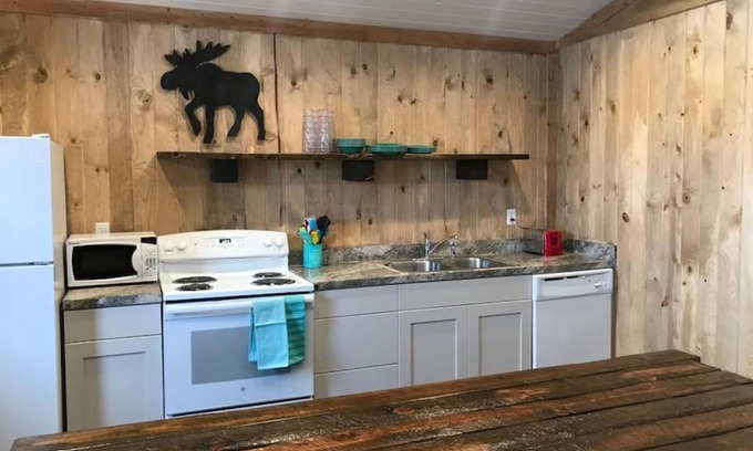 Island Park Ski Chalet | Ideal Family Cabin Unit 8 with Inviting Hot Tub Amenities