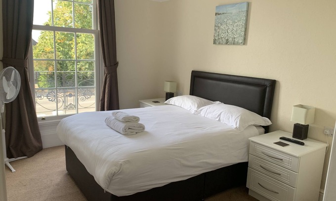 Retford House | Family Ensuite at The Lawns Guest House - Rated 9.8/10!