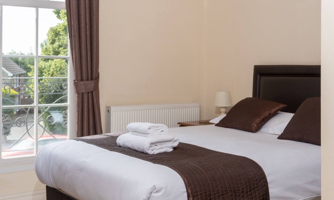 Retford House | Family Ensuite at The Lawns Guest House - 9.4/10 Rated Stay