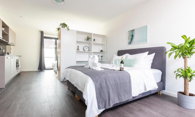 Delft Apartment | Family-Friendly Studio XL with Balcony in Delft Utopia