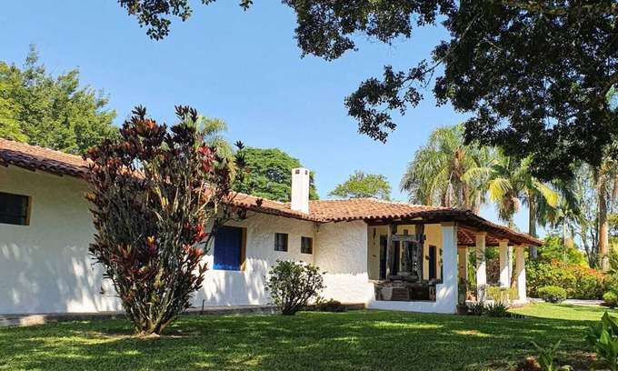 Igarata House | Family Farm Retreat with 10 Suites & Pet-Friendly Amenities