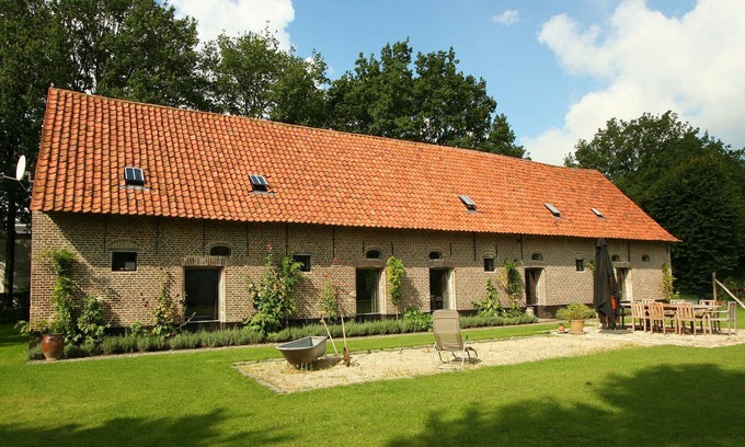 Beernem House | Charming Rural Holiday Home with Pool and Spa Amenities