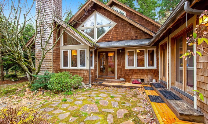 Bainbridge Island House | Family-Friendly Retreat with Woodland Views & Free WiFi
