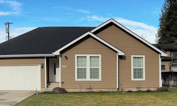 Deer Park House | Family friendly 3-bedroom house in charming Deer Park with AC, WiFi and more.