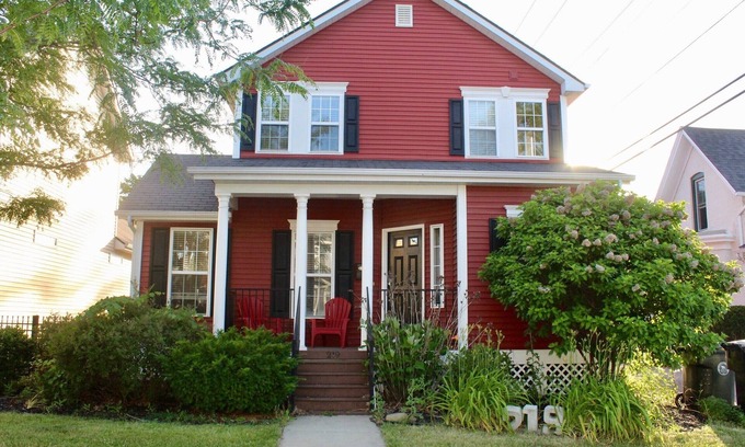 South Bend House | Family-friendly 4BR House Near ND with Great Amenities