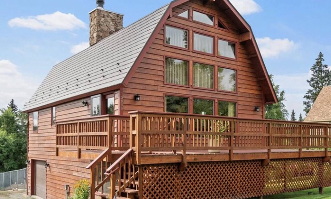 Mid-Hillside House | Family and Pet-Friendly Getaway with Pool & Breakfast