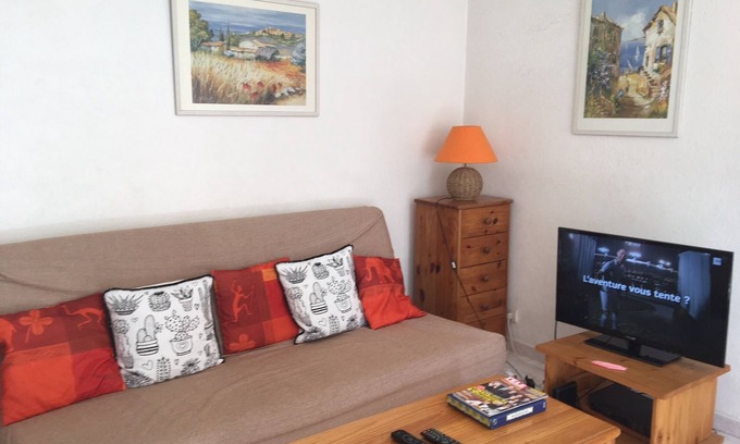 Riou - Petit Juas - Av de Grasse Apartment | Family-Focused Apartment with Kitchen & Breakfast Included