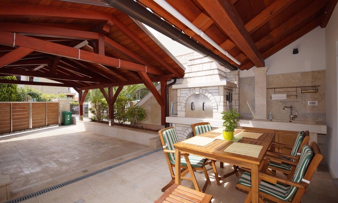 Vintijan Apartment | Family-Friendly Apartment with Ocean View for 6 Guests