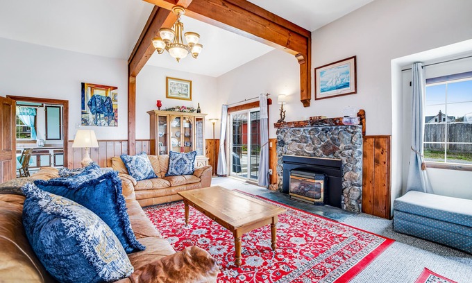 Westport House | Inviting Beach House with Free WiFi & Ocean Views
