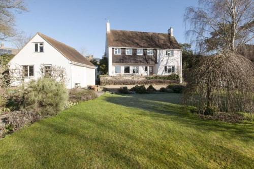 Charlbury Villa | Family-Friendly Cotswold Retreat with Pet Amenities