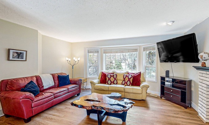 Christina Lake House | Ideal Family Retreat with WiFi, Kitchen & Firepit