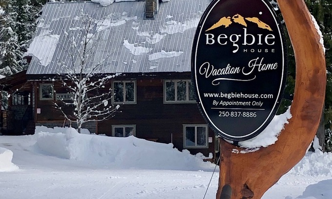 Revelstoke House | Welcoming Timber Frame Home with Spa and Family Amenities
