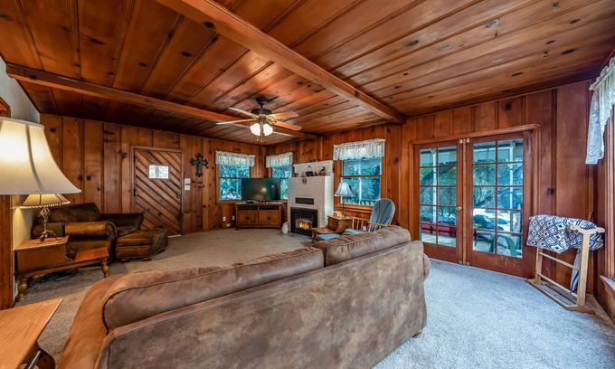 Kaweah House | Idyllic Riverfront Cabin - Ideal for Small Families!