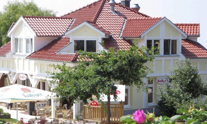 Alt Gaarz Villa | Cozy Family Apartment with Lagoon View Near Baltic Sea