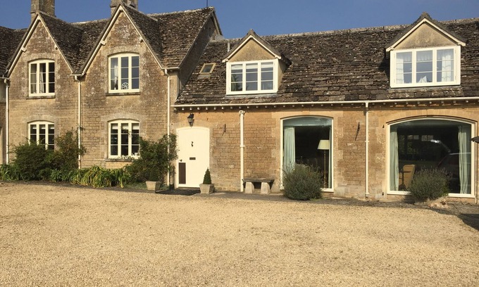 Ampney Crucis House | Family-Friendly Cotswold Retreat with Pool & Local Attractions