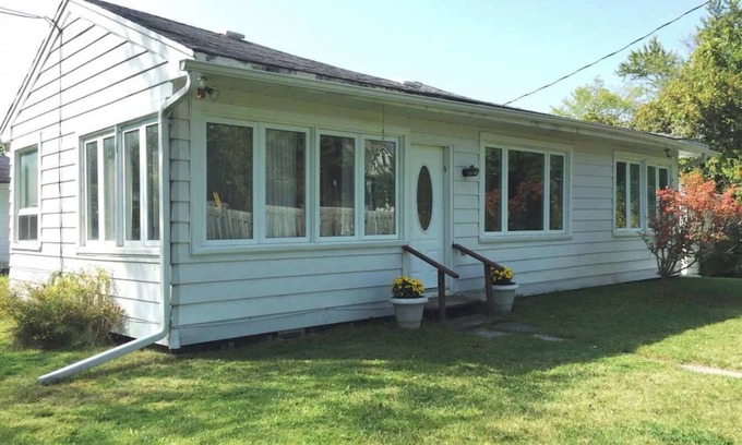 Georgina Apartment | Pet-Friendly Family Cottage on Lake Simcoe with Beach Access