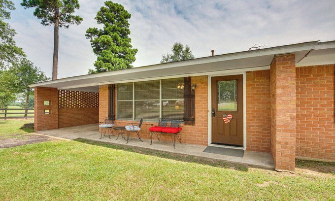 Bowie County House | Family-Friendly De Kalb Getaway w/Fire Pit!